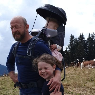 Cédryc et Hanna en randonnée à la montagne