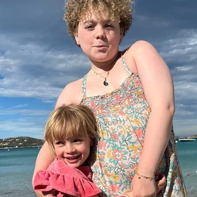 Charlie et Hanna enlacées sur la plage