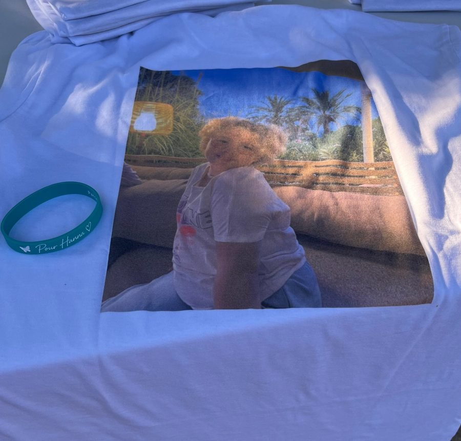 Le t-shirt Pour Hanna avec la photo de Hanna au dos, et le bracelet turquoise